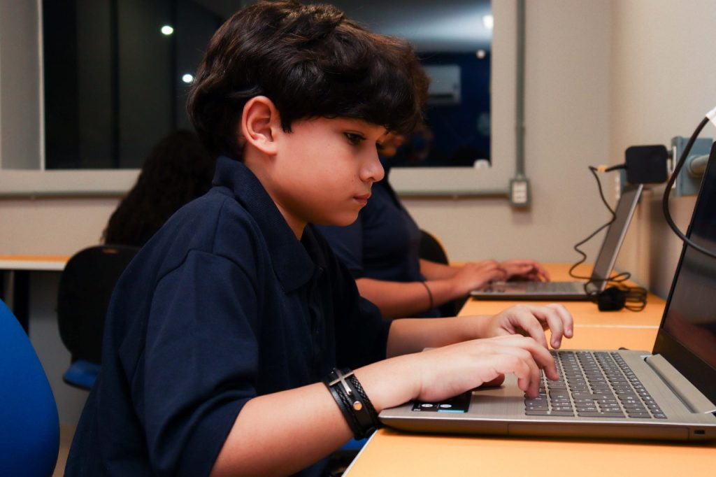 Imagem de um estudante utilizando o computador