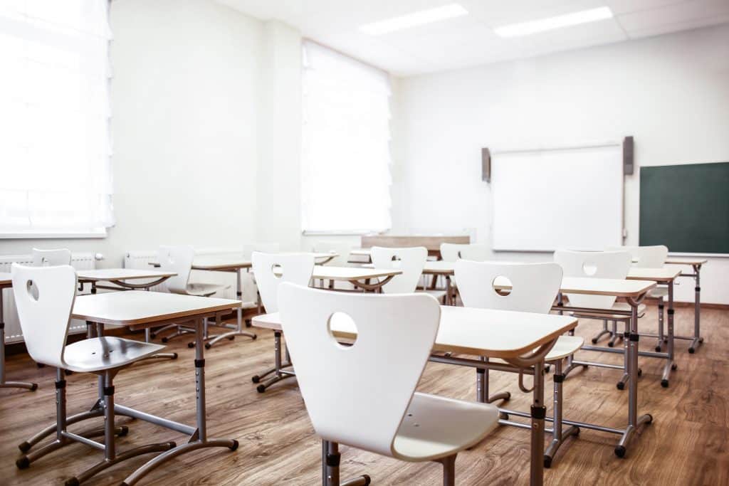 Imagem de uma sala de aula vazia